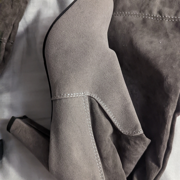 Suede knee high heeled boots - Picture 5 of 8